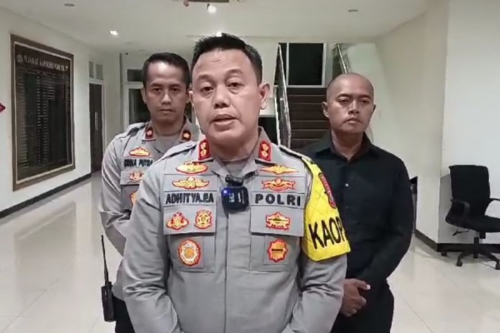 Kapolres Gresik AKBP Adhitya Panji Anom (tengah) saat memberikan keterangan terkait kericuhan usai laga Gresik United melawan Deltras FC. ANTARA/HO-Tangkapan layar - Image