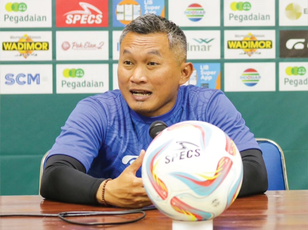 Pelatih Gresik United Rudy Eka Priyambada saat sesi konferensi pers dalam sebuah pertandingan. - Image
