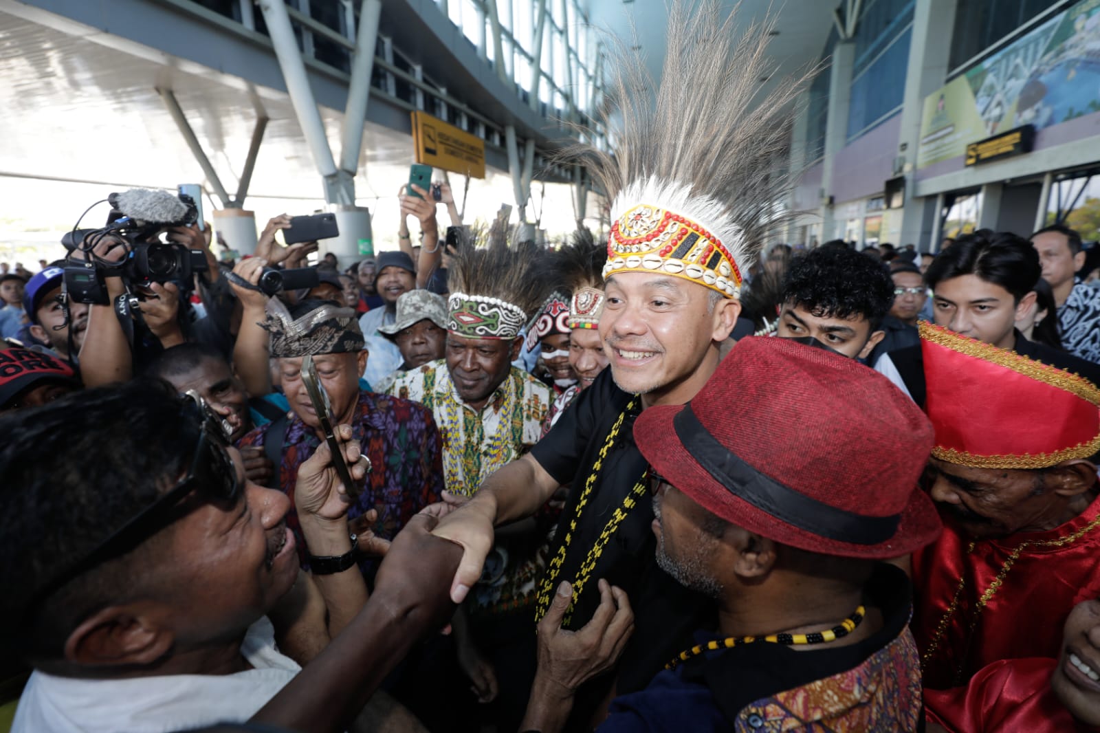 Calon presiden Ganjar Pranowo disambut antusias ribuan masyarakat ketika tiba di Bandar Udara Domine Eduard Osok di Kota Sorong, Provinsi Papua Barat Daya, Minggu (20/11). (Istimewa) - Image