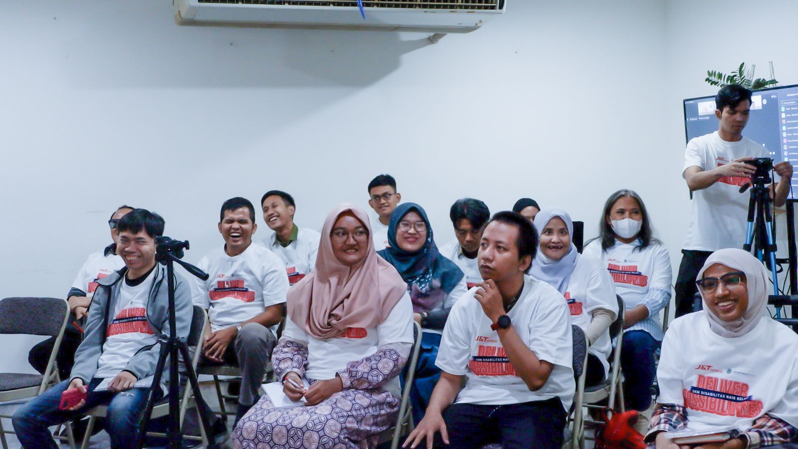 Penyandang disabilitas mengikuti pelatihan berdaya UKM. - Image