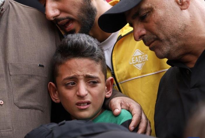 Seorang anak laki-laki menangisi para korban konflik Palestina-Israel di Kota Khan Younis di Jalur Gaza bagian selatan, Minggu (12/11). - Image