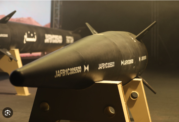 Militer Iran menunjukkan Rudal terbaru Fattah II. - Image