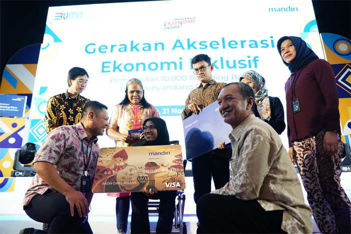 SVP Retail Deposit Products and Solution Bank Mandiri Evi Dempowati dalam acara Gerakan Akselerasi Ekonomi Inklusif di Plaza Mandiri, Jakarta pada Selasa (21/11). - Image