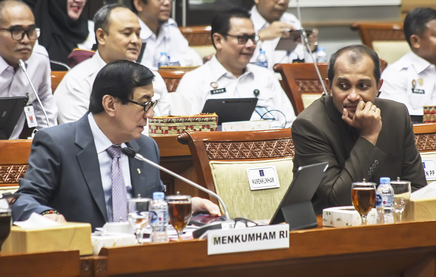 Menteri Hukum dan HAM Yasonna Laoly dan Wakil Menteri Hukum dan HAM Edward Omar Sharif Hiariej saat mengikuti rapat dengan Komisi III DPR di Kompleks Parlemen, Jakarta, Selasa (21/11/2023). Menkumham Yasonna H. Laoly dan Wamenkumham Edward Omar Sharif - Image