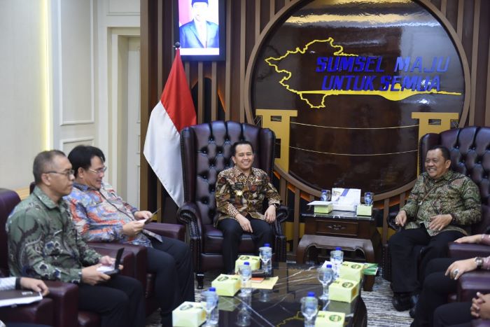 Pj Gubernur Sumsel Agus Fatoni saat menerima audiensi dari BPS di Kantor Gubernur Sumatera Selatan, Palembang, Sumatera Selatan, Jumat (17/11). - Image