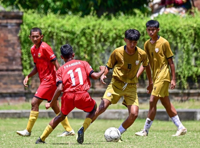 Pemain muda SSB Asiana Soccer School termotivasi dengan adanya Piala Dunia U-17 2023 di Indonesia. (Instagram/@asianasoccerschool) - Image