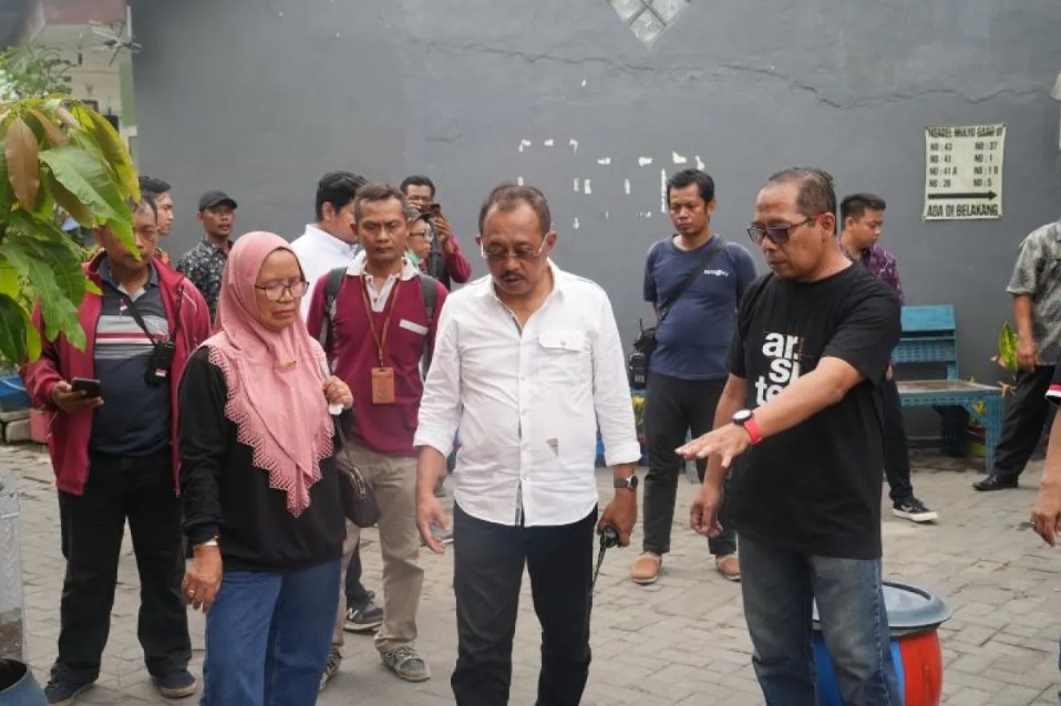 Wakil Wali Kota Surabaya Armuji melakukan inspeksi di perkampungan. (ANTARA/Pemkot Surabaya). - Image