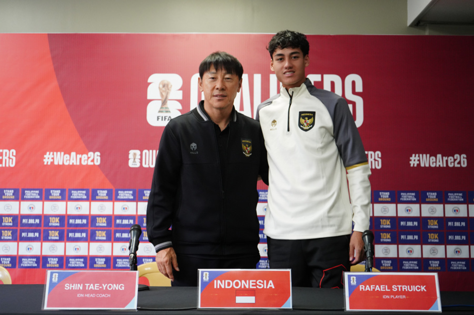 Pelatih Shin Tae- Yong dan Rafael Struick pemain timnas Indonesia saat menghadiri konferensi pers jelang laga lawan Filipina, Senin (20/11). Sumber foto: Web PSSI - Image
