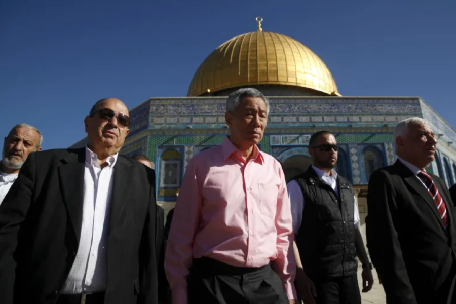 Perdana Menteri Singapura Lee Hsien Loong, tengah, mengunjungi kompleks Masjid al-Aqsa pada tahun 2016 (AP/Mahmoud Illean) - Image