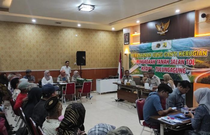 Suasana pembayaran kompensasi tanah terdampak jalan tol di Kelurahan Panggungrejo, Tulungagung. - Image