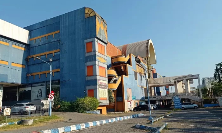 Suasana bangunan dan Hitech Mall di Jalan Kusuma Bangsa, Surabaya. (SURYANTO/RADAR SURABAYA) - Image