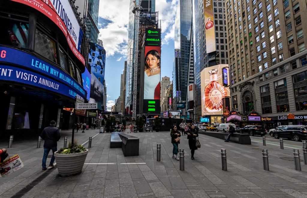 Awdella terpilih sebagai Spotify EQUAL Indonesia Ambassador of The Month selama November dan fotonya terpampang di billboard New York Times Square, Amerika Serikat. - Image