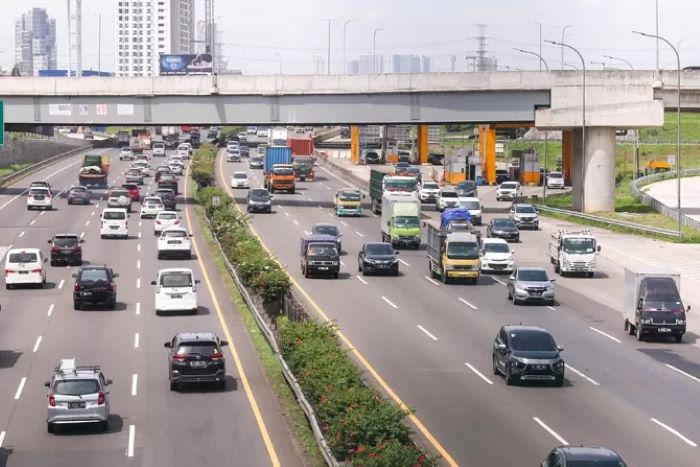 Sejumlah kendaraan melintas di ruas tol Jakarta-Merak, di Tangerang, Banten. - Image