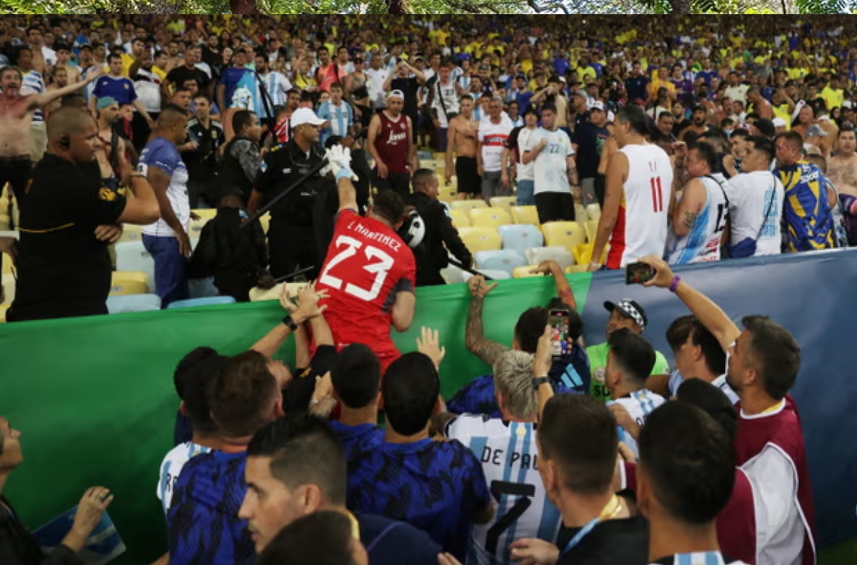 Emiliano Martinez menenangkan polisi saat kerincuhan Brasil vs Argentina /theguardian - Image