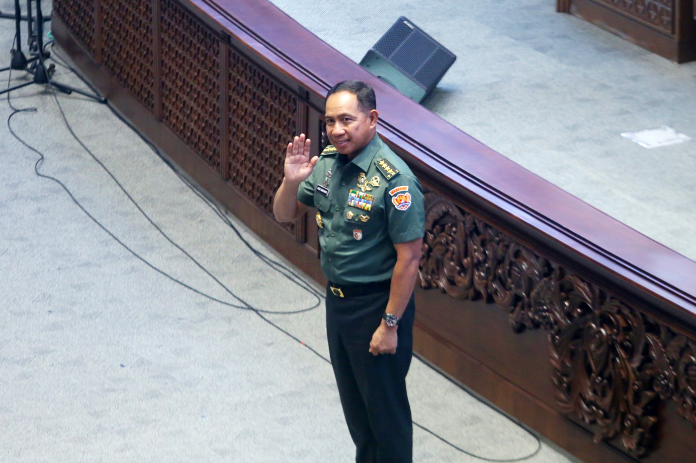 Panglima TNI Jenderal TNI Agus Subiyanto melambaikan tangan saat sidang paripurna di Kompleks Parlemen, Jakarta, Selasa (21/11/2023). - Image