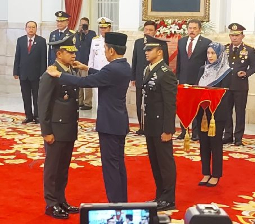 Presiden RI Joko Widodo menyematkan pangkat dalam agenda pelantikan Jenderal TNI Agus Subiyanto sebagai Panglima TNI, di Istana Negara Jakarta, Rabu (22/11/2023) - Image