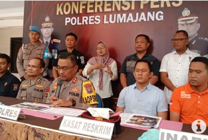Polres Lumajang menggelar jumpa pers terkait penetapan Bayu Trinanto, sopir minibus Elf, yang kecelakaan dengan KA Probowangi sebagai tersangka. - Image