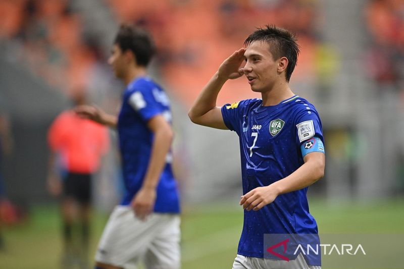 Timnas Uzbekistan Lazizbek Mirzaev melakukan selebrasi usai mencetak gol ke gawang Inggris dalam babak 16 besar Piala Dunia U-17 2023 di Jakarta International Stadium, Jakarta, Rabu (22/11/2023). - Image