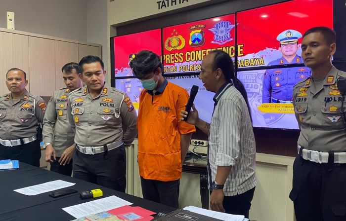 Satlantas Polrestabes Surabaya tetapkan tersangka kepada pengemudi mobil Kijang Innova nopol L 1157 OA, berinisial AB, 16, warga Jalan Manyar Adi, Rabu (22/11). - Image