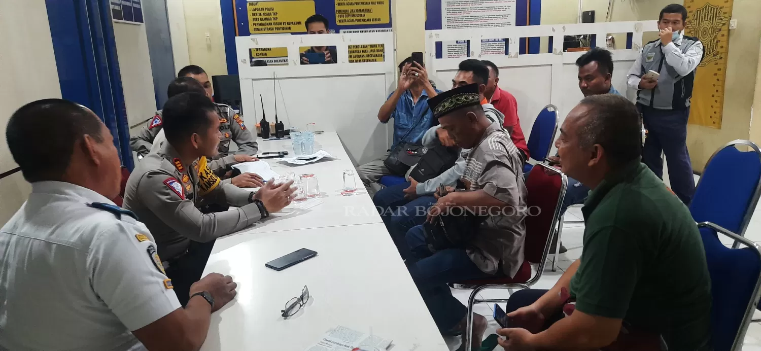 KENA SANKSI: Pertemuan pengurus PO beserta sopir bus Bintang Mas dan Bangau Mas di Mapolres Lamongan Senin (20/11). (GAMAL A/RDR.LMG) - Image