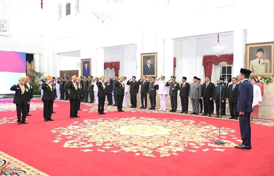 Presiden Joko Widodo melantik anggota Dewan Pimpinan Pusat dan Dewan Pertimbangan Pusat Legiun Veteran Republik Indonesia (LVRI) periode tahun 2022-2027 di Istana Negara. - Image