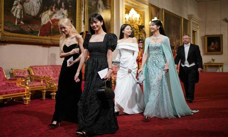 Anggota Blackpink hadiri jamuan kenegaraan di Istana Buckingham, London / sumber : vogue.com - Image