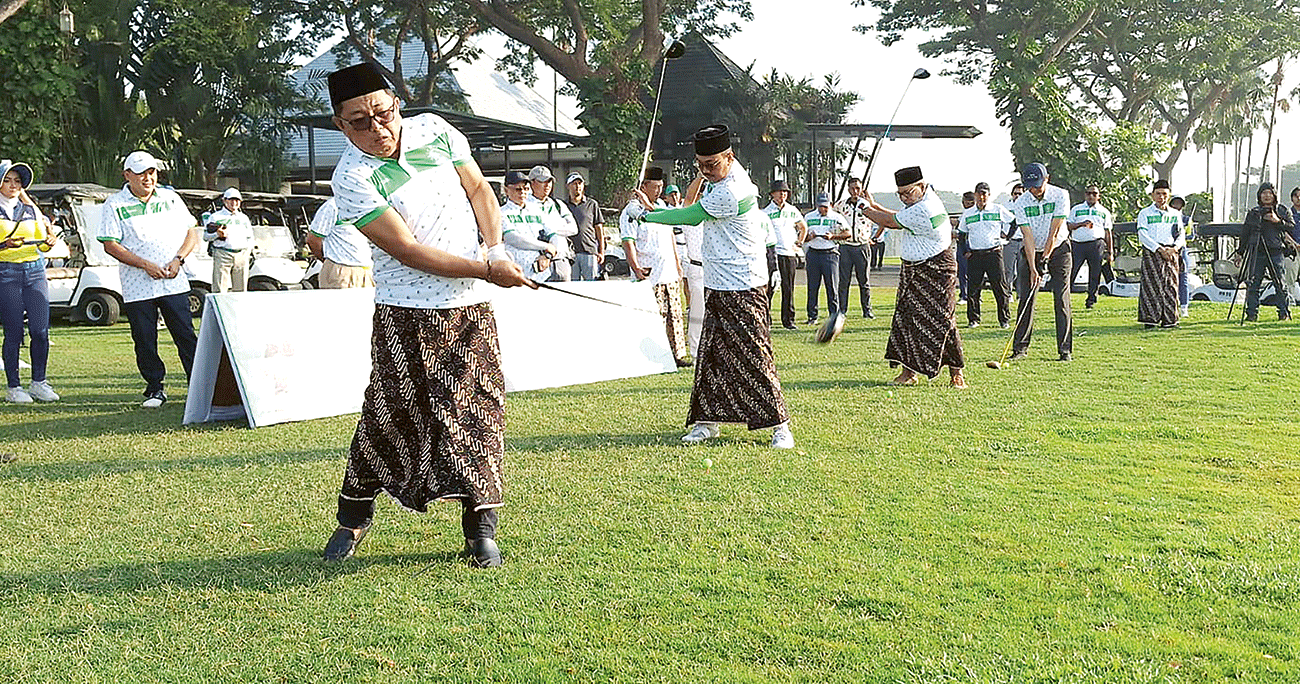 SIMBOL KALANGAN SANTRI: Dari kiri, Ketua Panitia Totok Dwi Haryono, Ketua P2N Jatim Mathorurrozaq Ismail, Ketua PCNU Surabaya Umarsyah H.S., dan Ketua PGI Jatim M. Rizal saat melakukan tee off. - Image