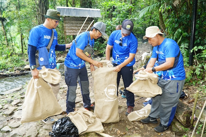 Antusiasme peserta #BijakBerplastik: Aksi Bersih Gunung Gede Pangrango selama kegiatan pengumpulan sampah di Cianjur pada Selasa (21/11/2023). - Image