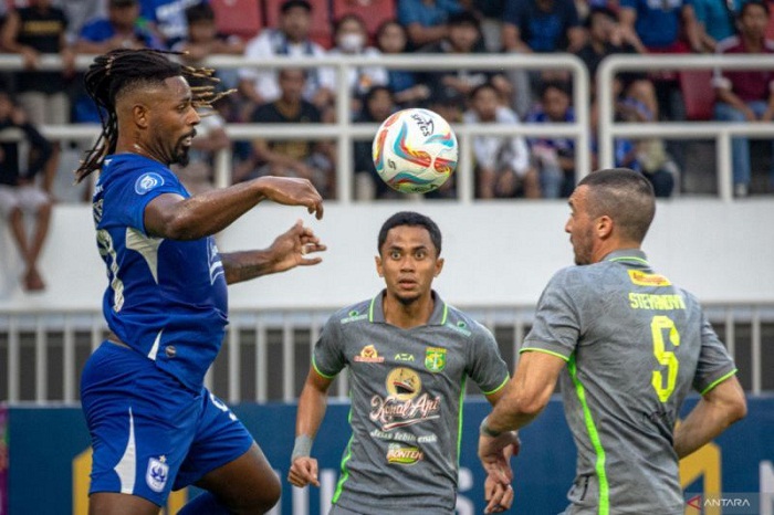 Striker PSIS Semarang Carlos Fortes (kiri) berebut bola dengan Dusan Stevanovic (kanan) dan Adi Utama (tengah) dalam pertandingan Liga 1 di Stadion Jatidiri. (Antara/Aji Setyawan) - Image