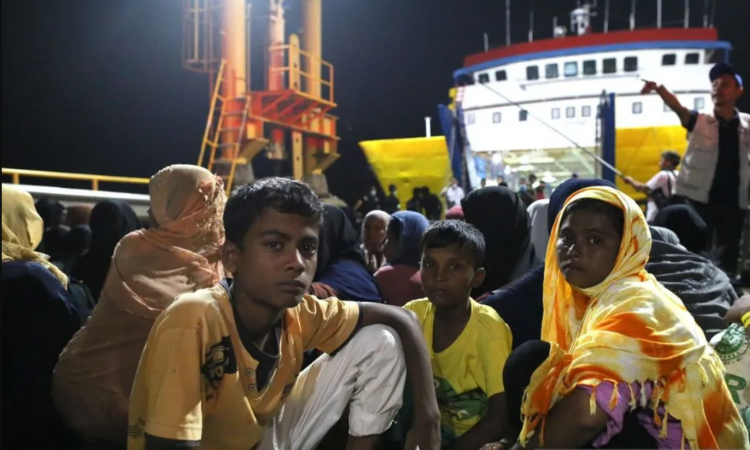 Sejumlah imigran Rohingya yang diberangkatkan dari Sabang saat tiba di pelabuhan Ulee Lheue Banda Aceh untuk direlokasi ke eks kantor imigrasi Lhokseumawe, di Banda Aceh, Rabu (22/11/2023). - Image