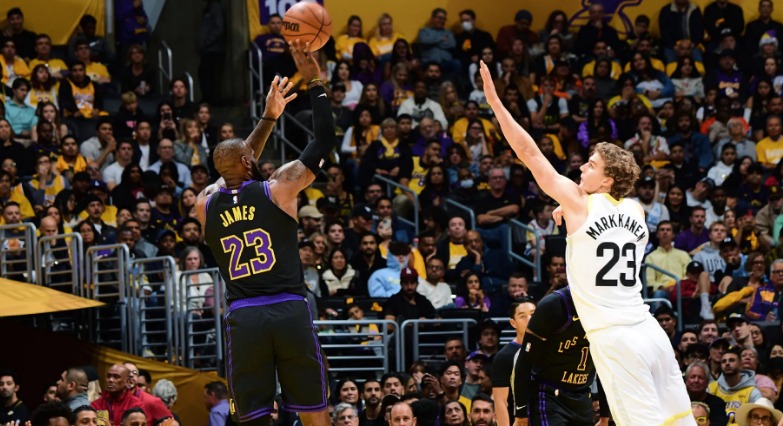 LeBron James mencetak tiga angka sekaligus menjadi pemain pertama yang mencetak 39 ribu poin di NBA. (Laman resmi NBA) - Image