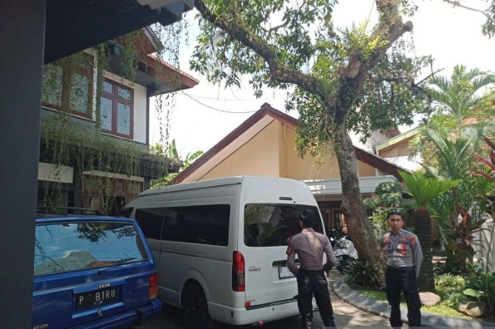 Anggota Polres Jember berjaga di depan kantor yang digeledah tim KPK di Jalan Trunojoyo 3, Kelurahan Kepatihan, Kecamatan Kaliwates, Kabupaten Jember. - Image