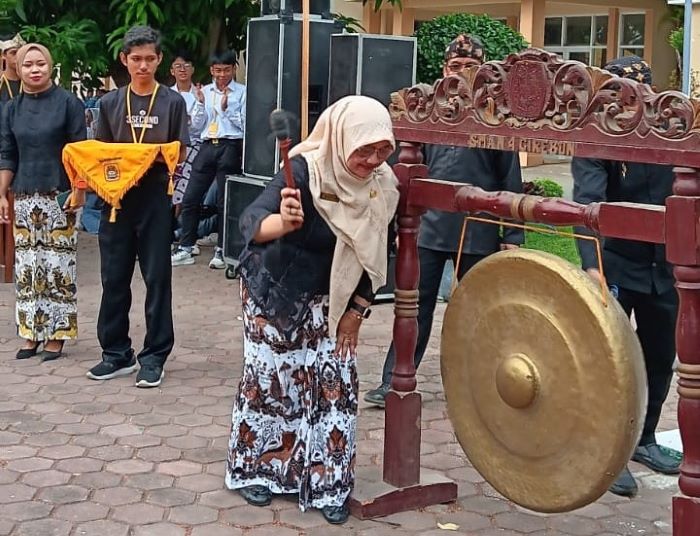 Kelapa SMAN 4 Kota Cirebon Dra Hj. Mardiani MM membuka Mekarjalapati Pameran Karya Pelajar Pancasila SMAN 4 Kota Cirebon dengan tema Kearifan Lokal. - Image