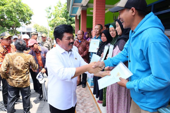 Menteri ATR/Kepala BPN Hadi Tjahjanto serahkan sertifikat tanah hasil program PTSL di Kabupaten Sidoarjo serta sertifikat redistribusi tanah dan sertifikat rumah ibadah di Kota Batu. - Image