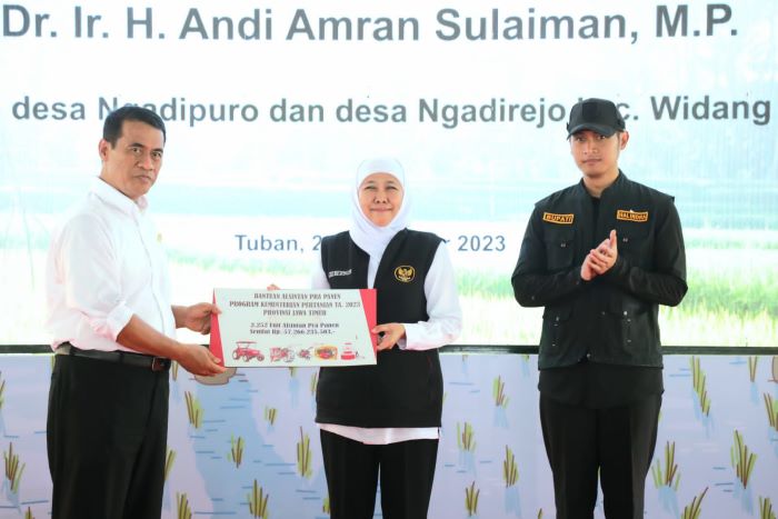 Gubernur Khofifah Indar Parawansa mendampingi Menteri Pertanian Andi Amran Sulaiman pada acara panen dan tanam padi bersama di Kecamatan Widang, Kabupaten Tuban, Kamis (23/11). - Image