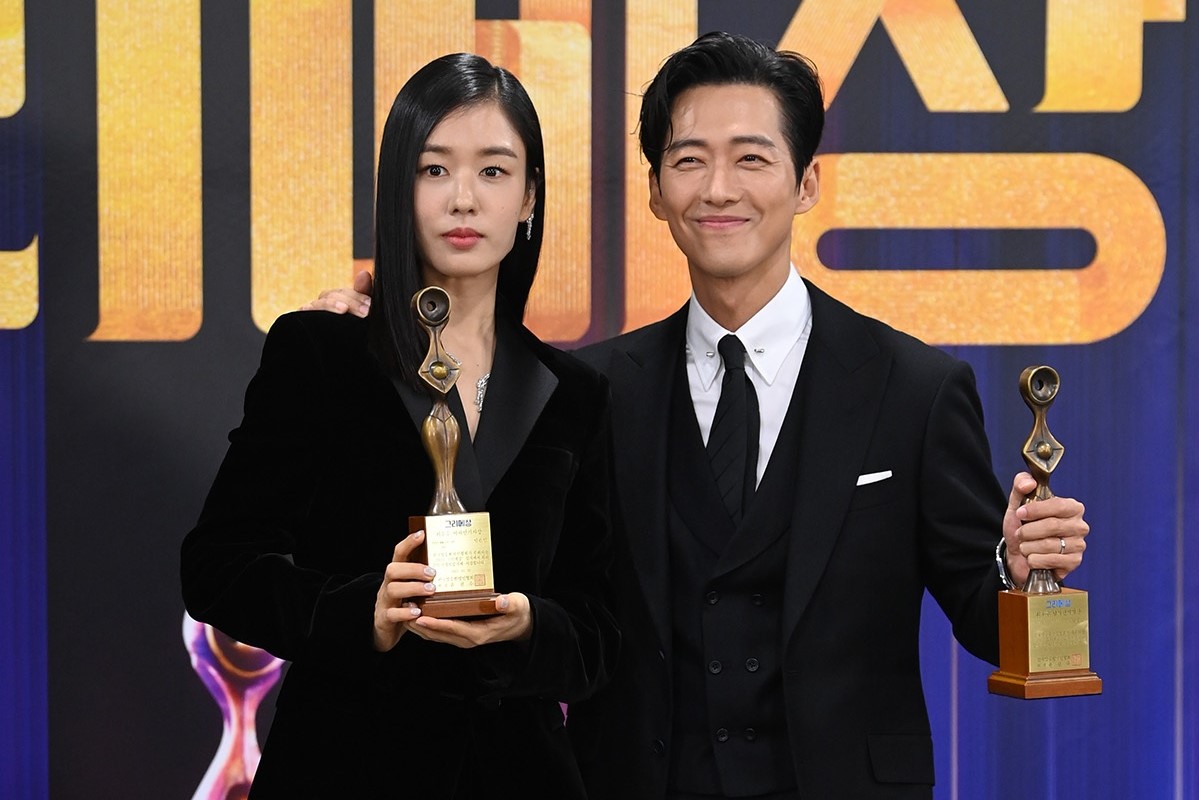 Aktor asal Korea Selatan Namgoong Min dan Ahn Eun Jin. - Image