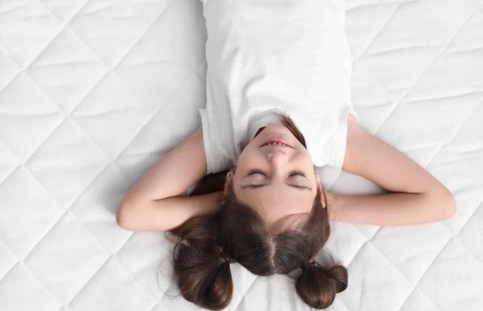 Ilustrasi anak tidur di kasur berbahan memory foam / sumber: chirofoam.com - Image