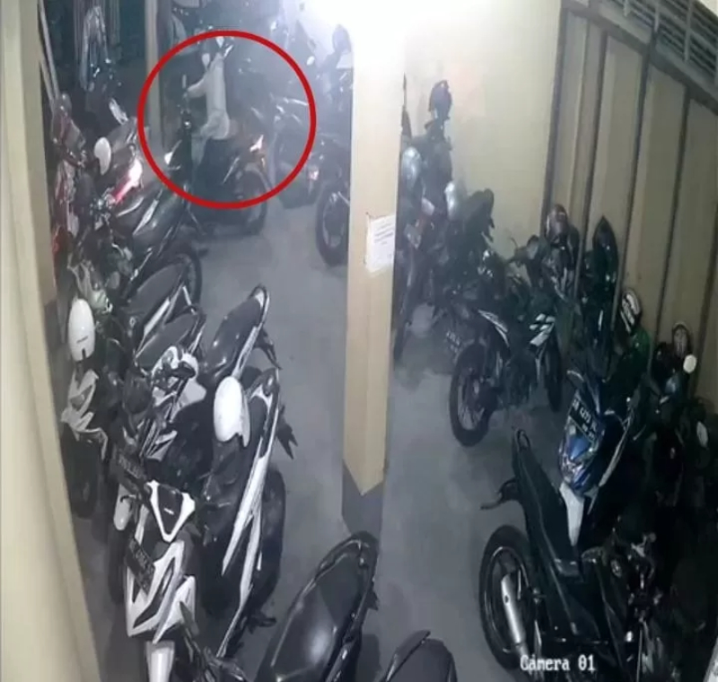 Terekam oleh CCTV, aksi pencurian motor di kos Waru Sidoarjo./ sumber: Radar Sidoarjo - Image