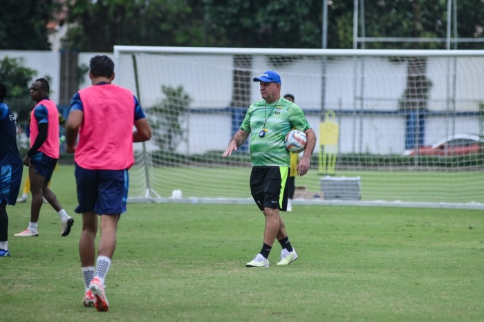 Pelatih Persib Bandung Bojan Hodak (kanan) langsung mempersiapkan timnya jelang menghadapi Dewa United, Minggu (26/11). - Image