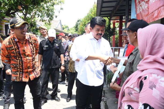 Menteri ATR/BPN Hadi Tjahjanto didampingi Bupati Sidoarjo Ahmad Muhdlor Ali serahkan 50 sertifikat hak milik (SHM) eks korban lumpur Lapindo di Perum Renojoyo, Kedungsolo, Porong, Kamis (24/11). - Image