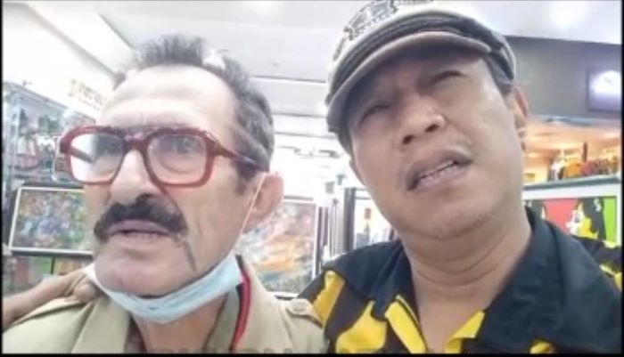 Pelawak legendaris Surabaya Cak Eko Londo (kiri) bareng Cak Suro. - Image