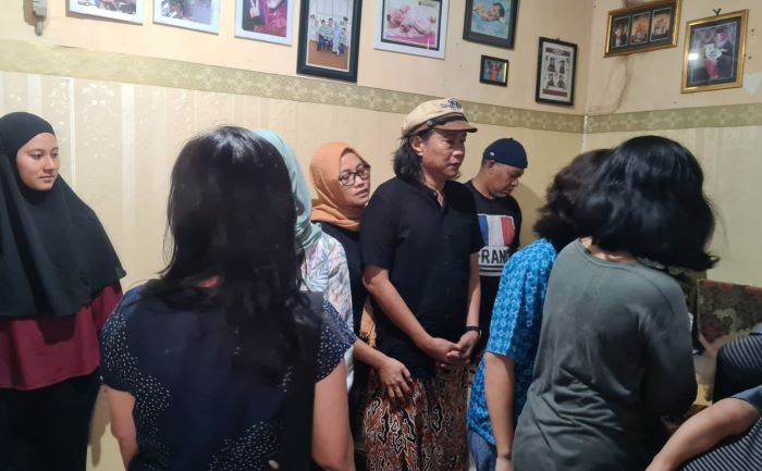 Cak Suro dengan topi khasnya di rumah duka sahabatnya almarhum Eko Londo. - Image