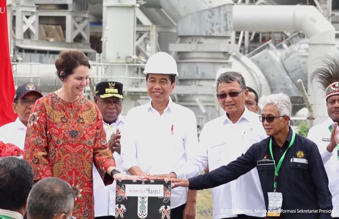 Presiden Joko Widodo (Jokowi) meresmikan Proyek Strategis Nasional (PSN) Kilang LNG Tangguh Train 3 di Kabupaten Teluk Bintuni, Papua Barat, pada hari ini, Jumat (24/11). - Image