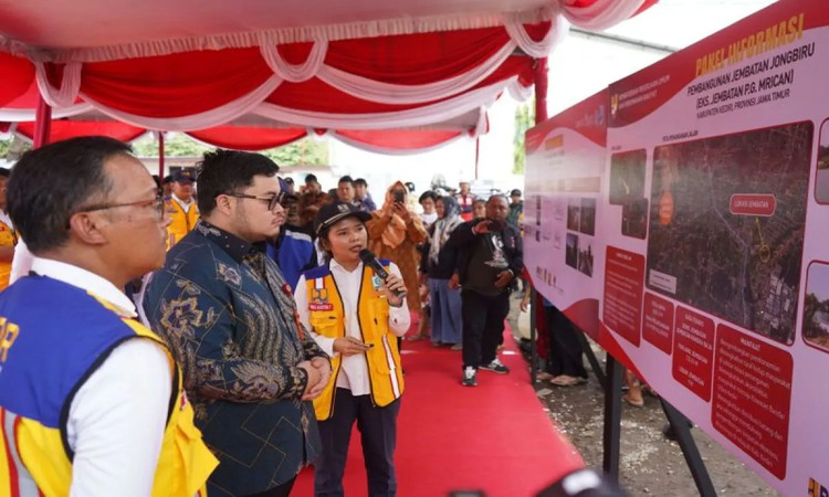 Bupati Kediri, Hanindhito Himawan Pramana meninjau desain pembangunan Jembatan Jongbiru yang menghubungkan wilayah Kota dan Kabupaten Kediri, Kamis (23/11). (ANTARA/HO-Pemkab Kediri) - Image