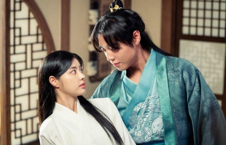 Pelukan dengan Hong Ye Ji, Intip Kisah Park Ji Hoon dalam Drama Sejarah Berjudul Love Song For Illusion. Sumber Foto: Soompi - Image