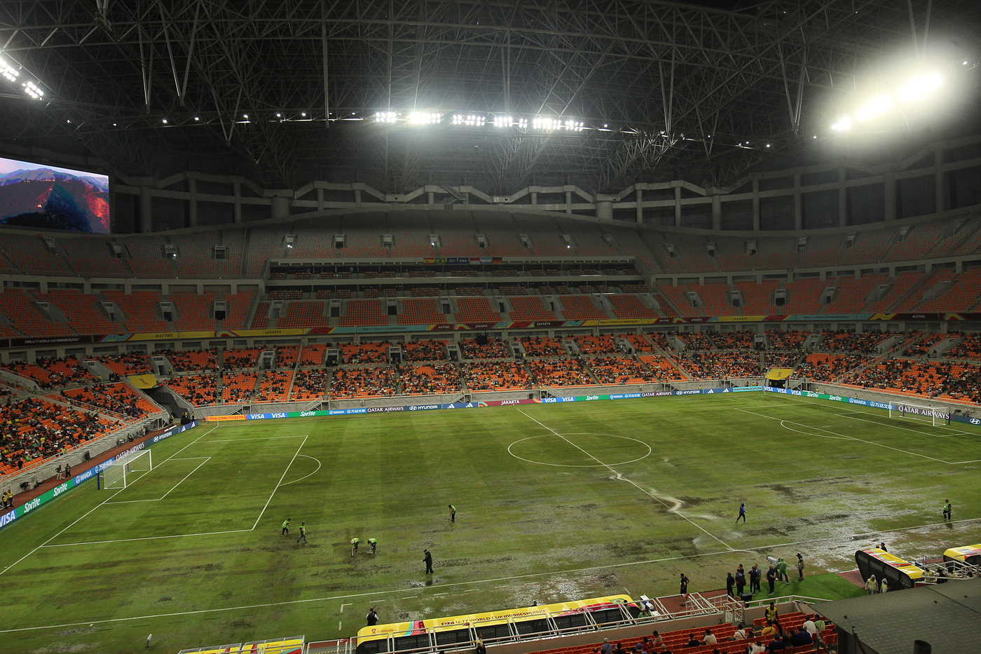 Air menggenangi lapangan jelang pertandingan perempat final Piala Dunia U-17 di Jakarta International Stadium (JIS), Jakarta, Jumat (24/11/2023). - Image