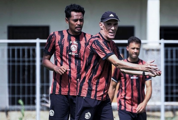Pelatih Arema FC, Fernando Valente, senang dengan kembalinya Johan Ahmad Farizi jelang hadapi Persik Kediri, Senin (27/11). - Image