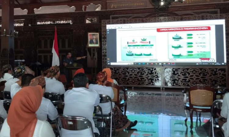 Kepala BNNP Jawa Tengah Brigjen Pol. Dr. Agus Rohmat saat menyampaikan materi dalam seminar anti narkoba dengan tema "Akselerasi War on Drugs Menuju Indonesia Bersinar" ./ - Image