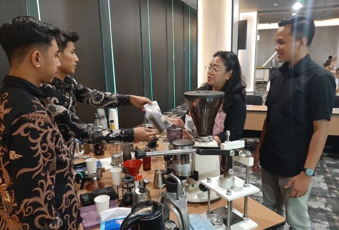 Anggota Komisi B DPRD Jatim Agatha Retnosari berharap muncul 1.000 bos kafe baru selama 5 tahun ke depan dengan pelatihan barista. - Image