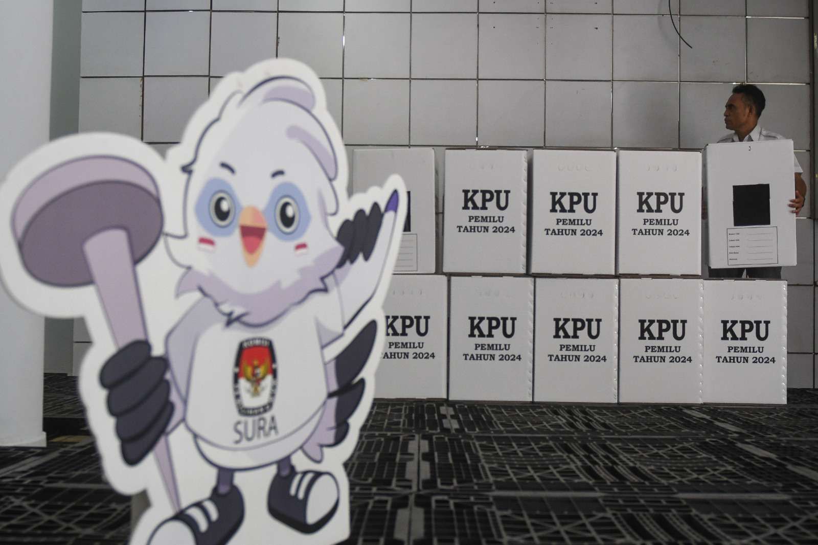 Petugas KPU mengatur kotak suara pemilu 2024 / Antara Foto/Aditya Pradana Putra - Image